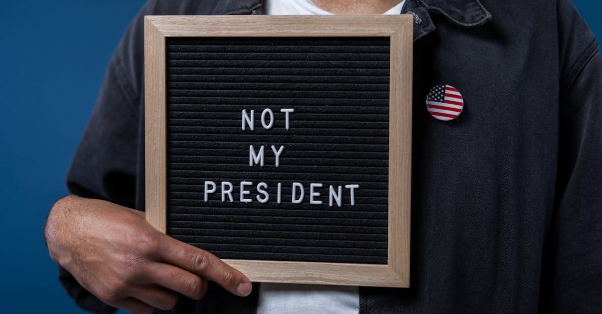 Latvijas Nepieciešamo Inovāciju Ministrija ievieš 'Neredzamās Lietussargus', lai cīnītos ar Baltijas lietu