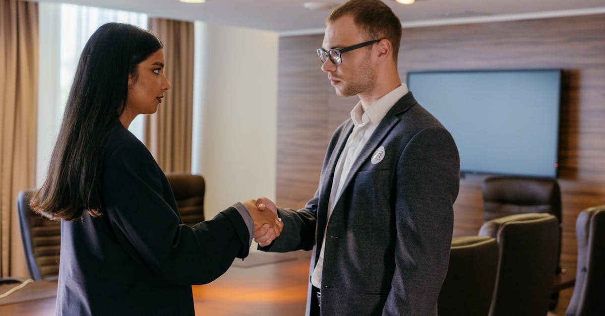 Ассоциация домов Риги установила пассивно‑агрессивную скамейку, чтобы сократить чрезмерные приветствия во дворе