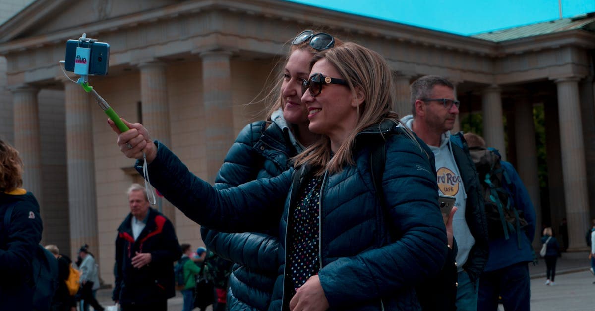 Рига вводит обязательный налог на улыбки для борьбы с печально известной мрачностью города