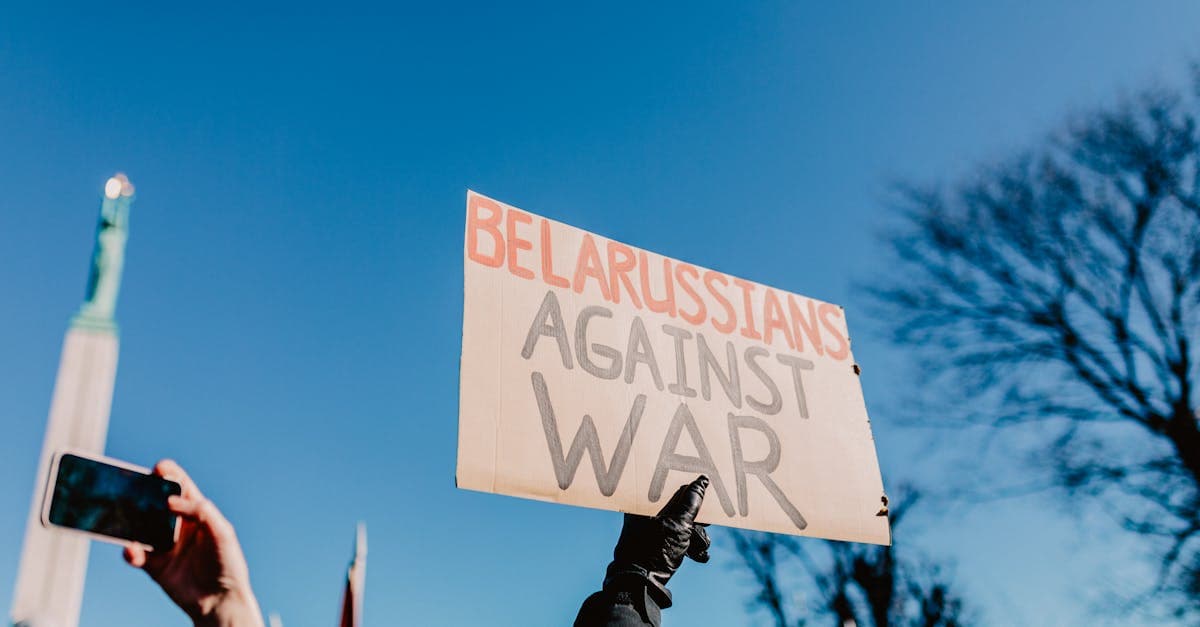 Рига запустила программу «Вежливая яма»: автомобилистам предлагают благодарить кратеры перед повреждением подвески