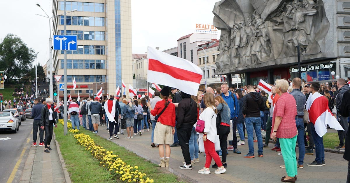 Рига вводит «вежливых маршалов очереди» после жалоб жителей, что стояние в очереди стало главной формой общественной жизни