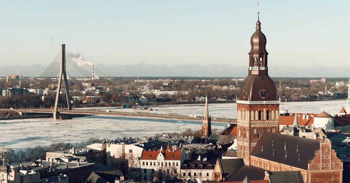 Рига вводит «зоны вежливого молчания» после исследования, показавшего, что жители теряют 14 часов в неделю на ненужные светские беседы