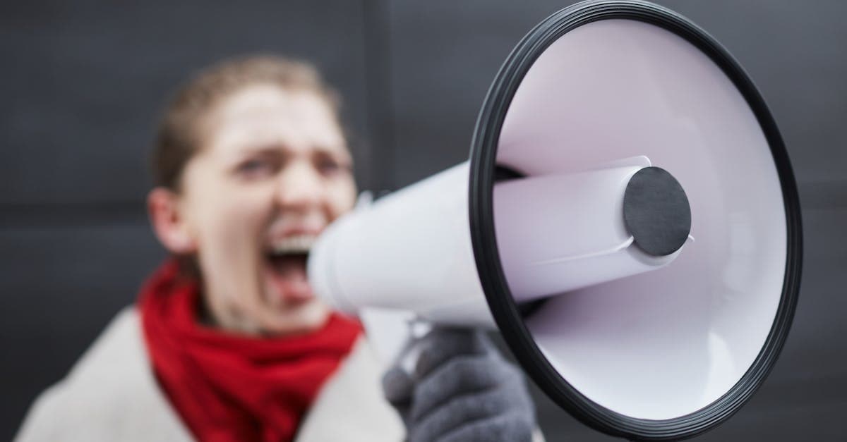 Мэр Риги объявляет революционный план борьбы с ямами, превращая их в официальную туристическую достопримечательность