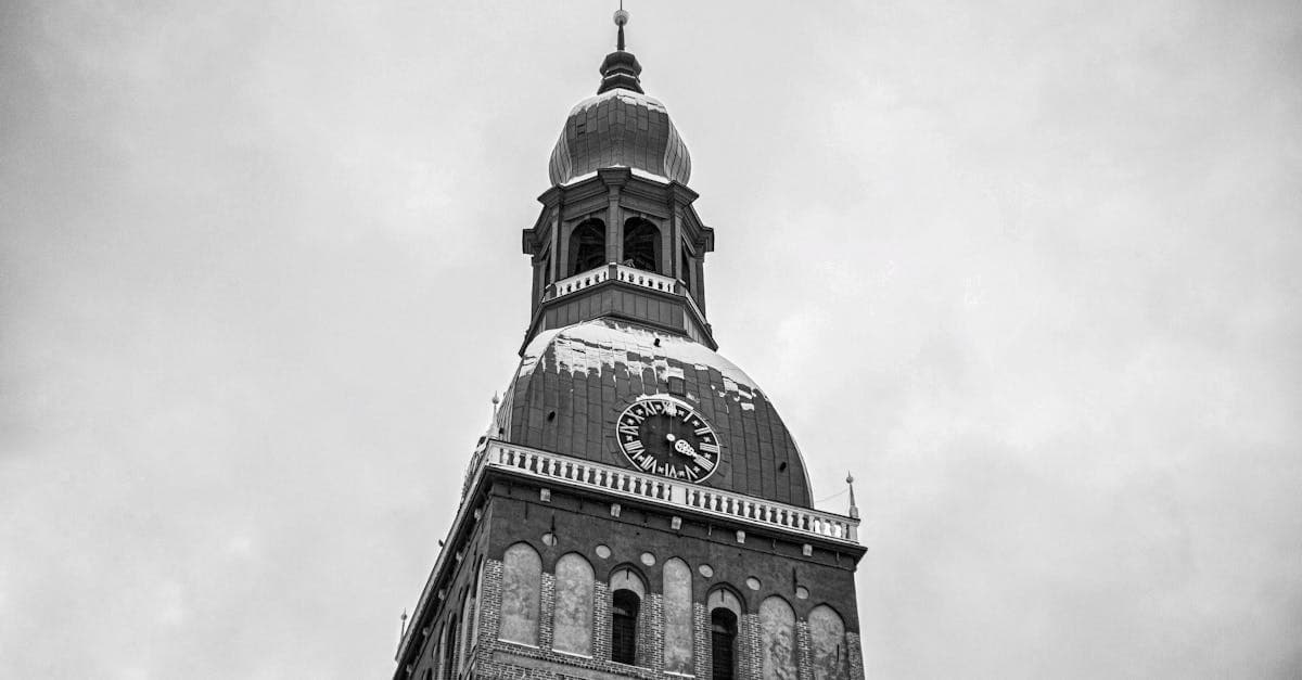 Памятник в Риге оказался 'просто каким-то парнем', которого никто не помнит, как там поставили